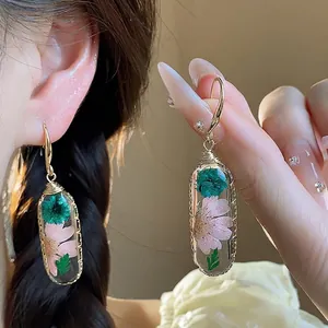 Eleganti orecchini pendenti in resina stile cinese con fiori secchi e filo d'oro