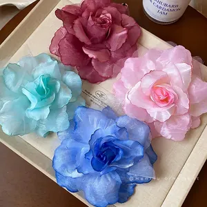 Elegante handgefertigte Haarklammern aus Stoffnetzblumen in verschiedenen Pastellfarben