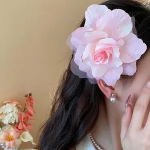 Eleganter Haarclip mit rosa Stoffrose und Netzgewebe für anspruchsvolle Damen-Frisuren und Styling