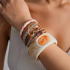 Dettaglio ravvicinato di un bracciale multistrato vintage in pelle e resina colorata