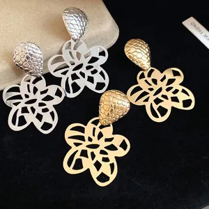 Elegante Vintage-Ohrhänger aus gold- und silberfarbenem Metall mit hohler Blume für Damen