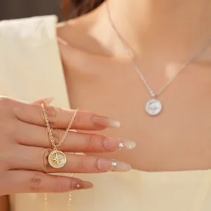 Dettaglio della collana tonda placcata oro 14k con design a stella e luna in zircone