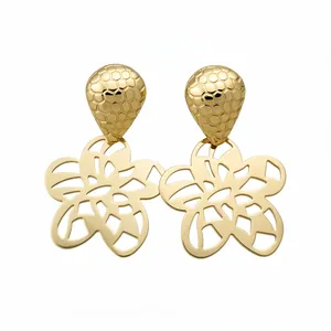 Elegante goldene hohle Blumen-Ohrhänger mit einem kunstvollen Wabenstruktur-Design