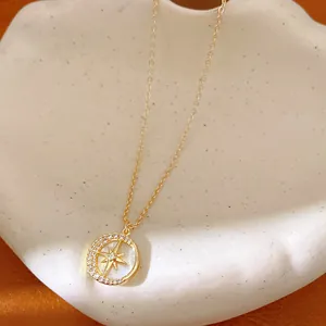 Dettaglio della collana placcata oro 14k con pendente tondo a stella e luna in zircone