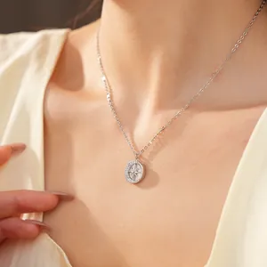 Collana con pendente tondo stella e luna in argento con zircone su modella