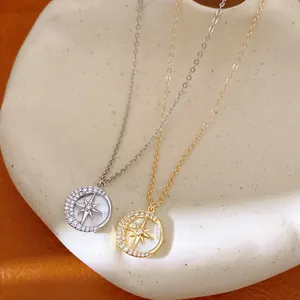 Primo piano dei ciondoli a stella polare placcati in oro e argento con zirconi cubici