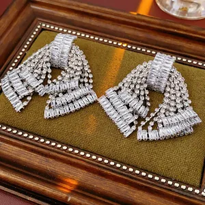 Gros plan détaillé de boucles d'oreilles géométriques de style vintage avec zircons blancs