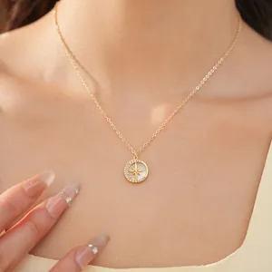 Dettaglio ravvicinato di una collana placcata oro 14k con ciondolo stella e luna