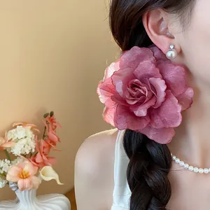 Detailansicht einer eleganten großen malvenfarbenen Netzblumen-Haarspange