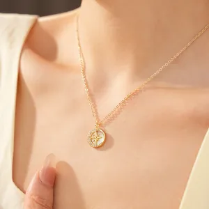Dettaglio della collana con ciondolo circolare stella e luna placcata oro 14k su modella