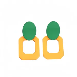 Orecchini a perno geometrici a contrasto verde e giallo per donne alla moda