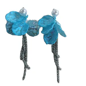 Elegante Ohrhänger mit blauen Blütenblättern, weißen Perlen und silbernen Quasten