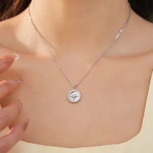 Elegante collana a stella placcata oro 14k con pendente in zircone e resina.