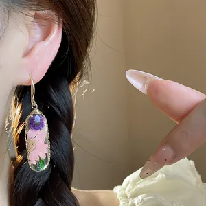 Eleganti orecchini a gancio dorati con pendente rettangolare in resina e fiori secchi rosa e viola