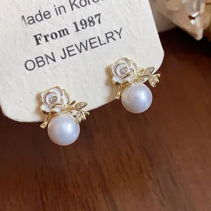 Eleganti Orecchini a Bottone con Rosa Fiore e Perla Artificiale Placcati in Oro 18K con Perno in Argento Zirconia Gioielli per Donna