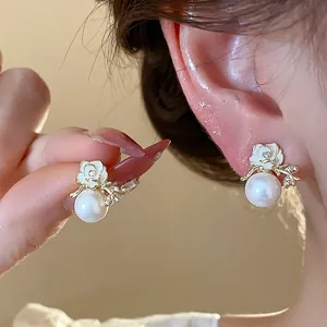 Eleganti orecchini a lobo con fiori e perle placcati in oro 18k con zirconi