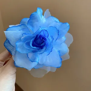Eleganter blau verlaufender Netzblumen-Haarclip mit zarten Stoffblütenblättern im Detail