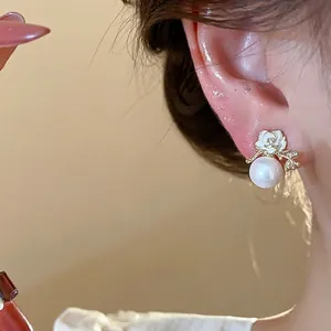 Eleganti orecchini a lobo con fiori e perle placcati oro 18k con zirconi scintillanti