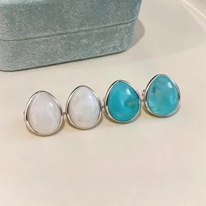 Orecchini a perno minimalisti a goccia in acrilico nei colori bianco e turchese