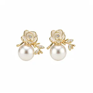 Eleganti orecchini a lobo a fiore placcati in oro 18 carati con perle e accenti di zircone