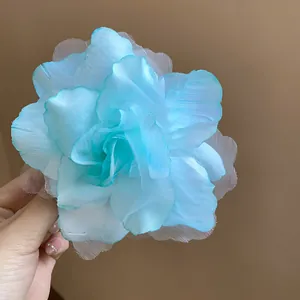Detailaufnahme einer eleganten hellblauen Stoff- und Netzblumen-Haarspange für Damen
