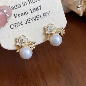 Eleganti orecchini a fiore e perla placcati in oro 18 carati con zircone lucido e perla.