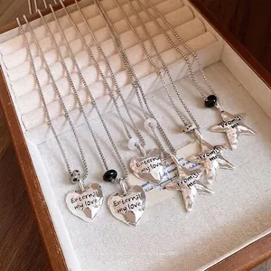 Collane con pendenti a cuore e stella argentati e incisione 'Eternal love' in astuccio.