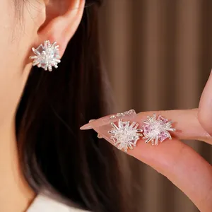 Boucles d'oreilles fleurs en argent avec zircons pour un style chic et minimaliste