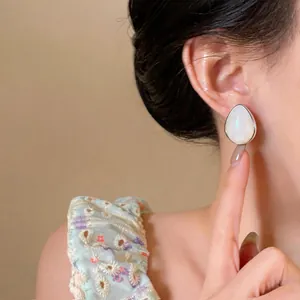 Eleganti orecchini a perno a goccia in acrilico bianco con aghi d'argento in stile coreano.