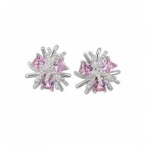 Boucles d'oreilles clous en argent avec zircons roses carrés, motif fleur d'artifice.