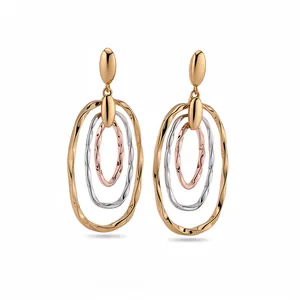 Pendientes de aro ovalados retorcidos tricolores para un look moderno y minimalista