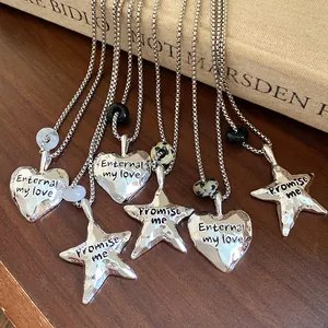 Primo piano di collane in argento con ciondoli a cuore e stella e perline in pietra