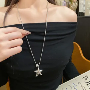 Vista dettagliata di una collana con ciondolo a stella d'argento e incisione Promise Me