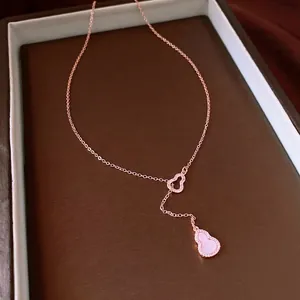 Elegante roségoldene Flaschenkürbis-Halskette mit rosa Inlay und funkelnden Zirkoniasteinen