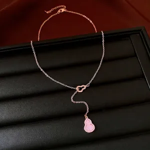 Elegante rotgoldene Halskette mit Flaschenkürbis-Anhänger, Herz-Akzent und pinken Kristallen