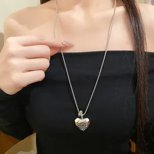Dettaglio della collana con ciondolo a cuore in argento e incisione Eternal my love