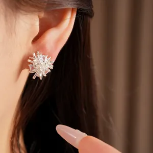 Gros plan d'une boucle d'oreille fleur en argent ornée de brillants oxydes de zirconium