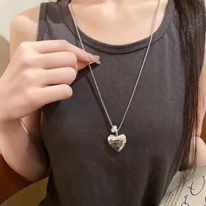 Dettaglio di una collana con ciondolo a cuore argento con incisione Eternal my love.