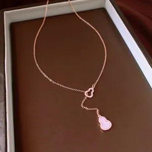 Detail einer rotvergoldeten Kürbis-Halskette mit rosa Einlage und Zirkonia-Steinen