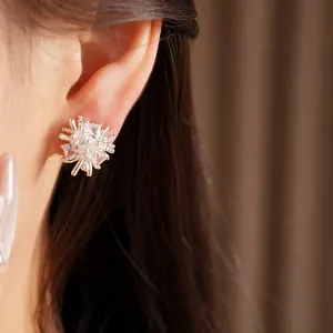 Vue détaillée de près d'une boucle d'oreille fleur en argent avec des oxydes de zirconium