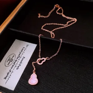 Detailansicht einer 18K rotvergoldeten Doppel-Hulu-Halskette mit rosa Stein-Inlay