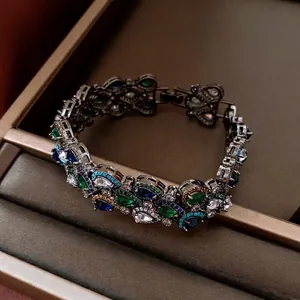 Bracelet luxueux de style vintage plaqué or avec des pierres précieuses colorées