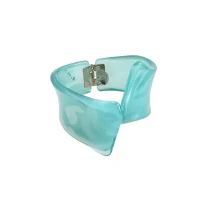 Elegante brazalete de resina veteada turquesa con diseño geométrico y cierre de metal