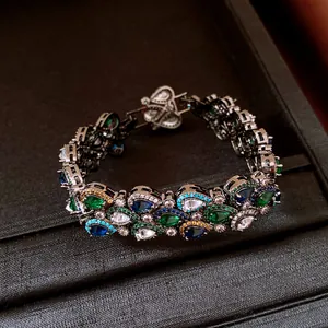Gros plan d'un bracelet de style cour vintage avec des pierres précieuses multicolores