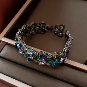 Vue détaillée d'un bracelet de style vintage avec des pierres vertes et bleues.