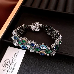 Bracelet de style cour vintage avec pierres précieuses colorées et design doré complexe.