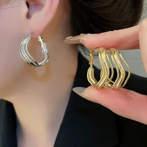 Boucles d'Oreilles Créoles Minimalistes en Fer Électroplaqué à Trois Couches Ligne Ondulée pour Femmes Bijoux de Mode Style Froid