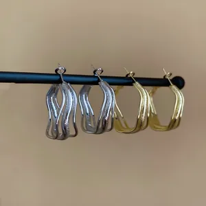 Créoles minimalistes triples couches en forme de vague irrégulière, or et argent