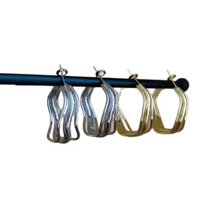 Boucles d'oreilles créoles à vagues irrégulières minimalistes en finitions or et argent