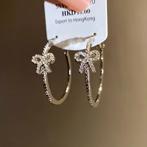Eleganti orecchini a cerchio a farfalla con strass e ago in argento con cristalli